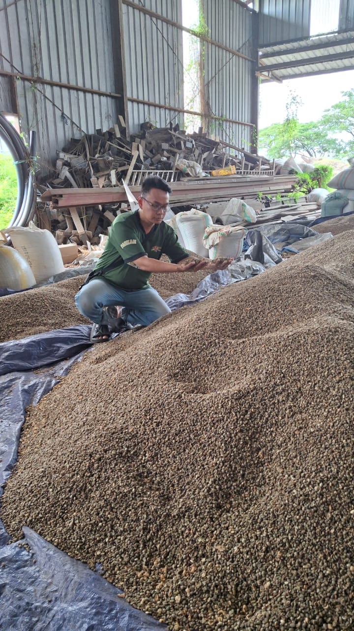 The Veratoraja team with Toraja coffee farmers